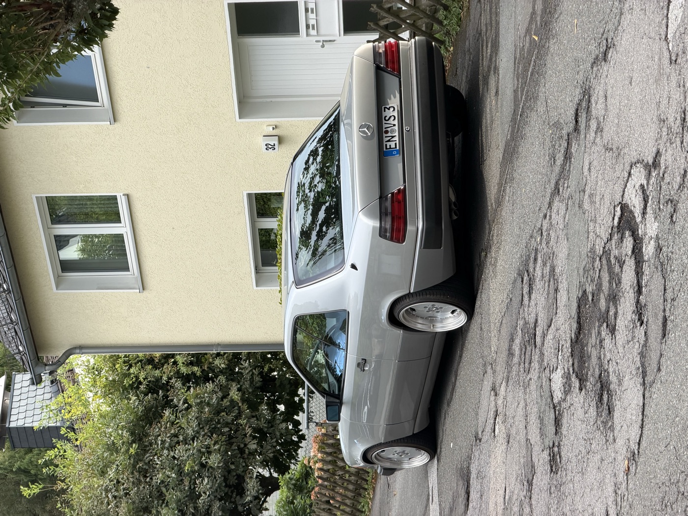 Mercedes-Benz W124 Coupé, silber, tiefergelegt