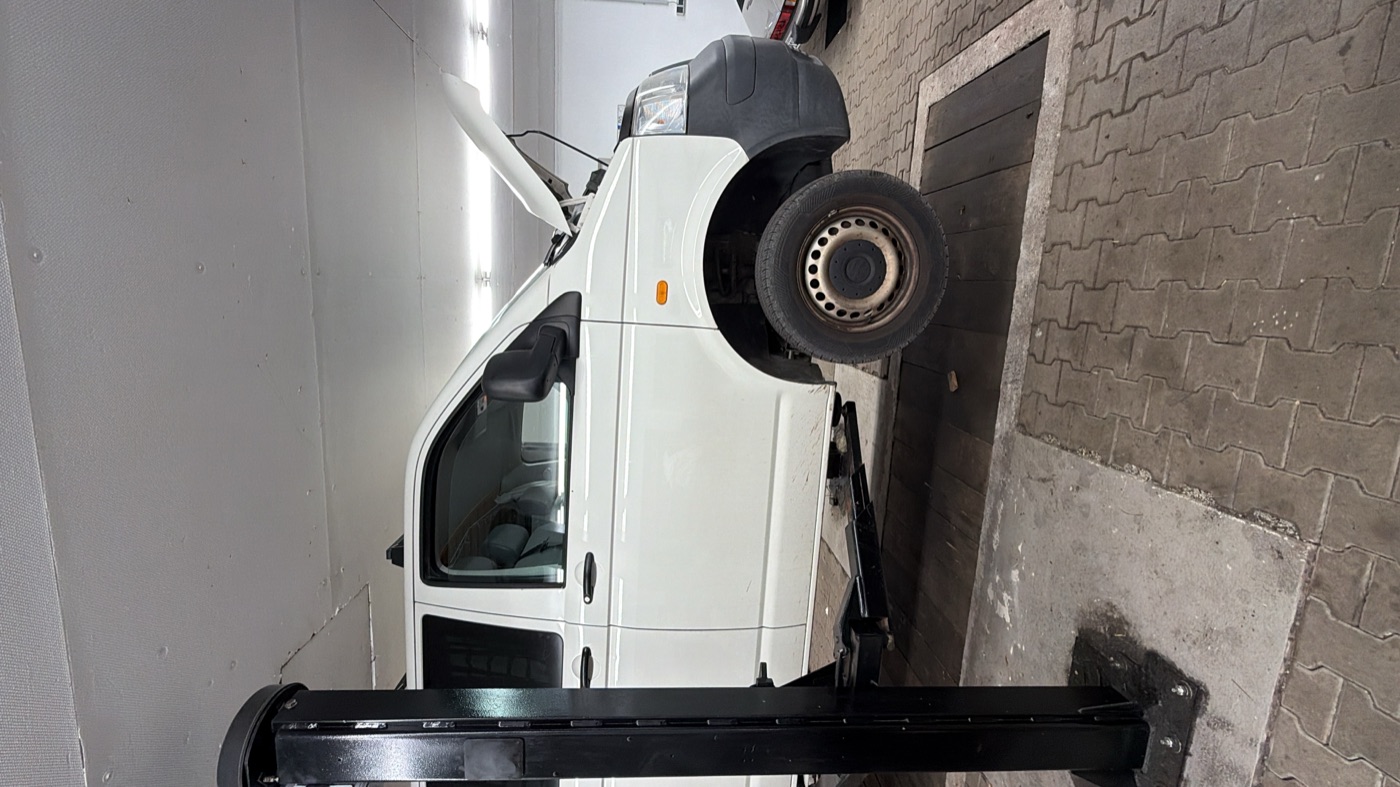 Transporter auf der Hebebühne, technische Prüfung vor Übergabe an einen Händler